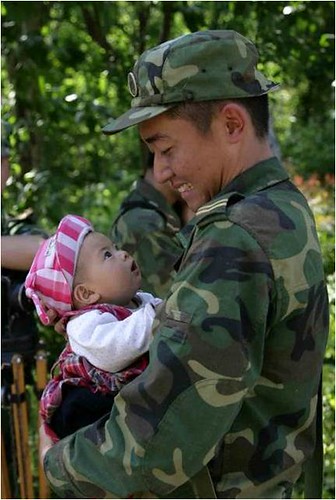 Historical Sichuan earthquake rescue image from the original post