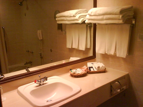 Holiday Inn room snapshot 4