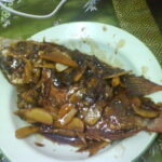 Fried tilapia coated with thick soy sauce