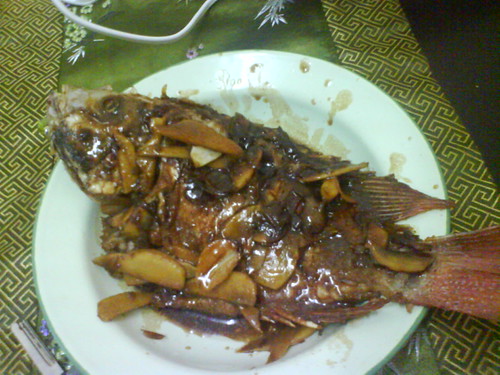Fried tilapia coated with thick soy sauce