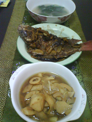 Stir-fried bamboo shoots, fried tilapia and spinach soup