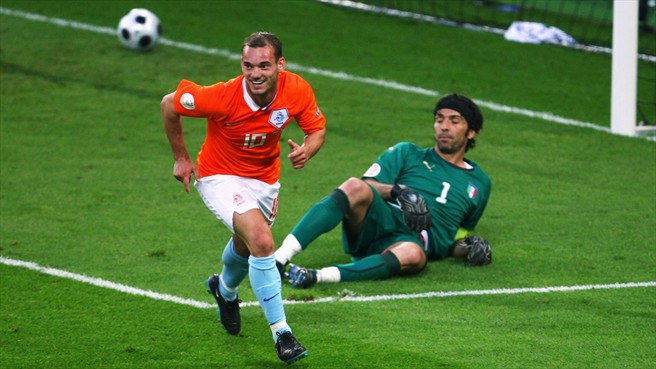Wesley Sneijder near Gianluigi Buffon during Euro 2008
