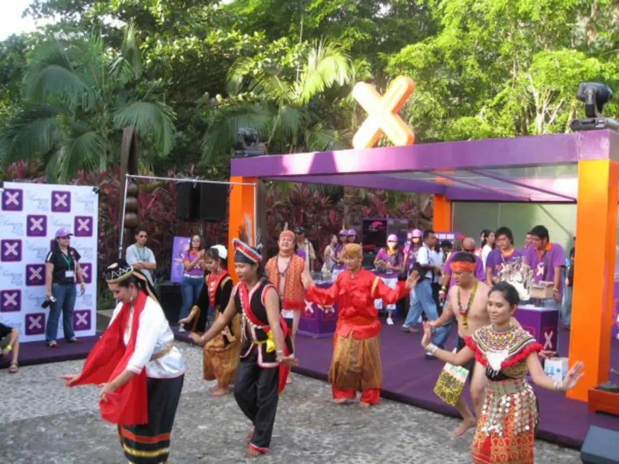 Dancers performing at the Celcom booth at RWMF 2008