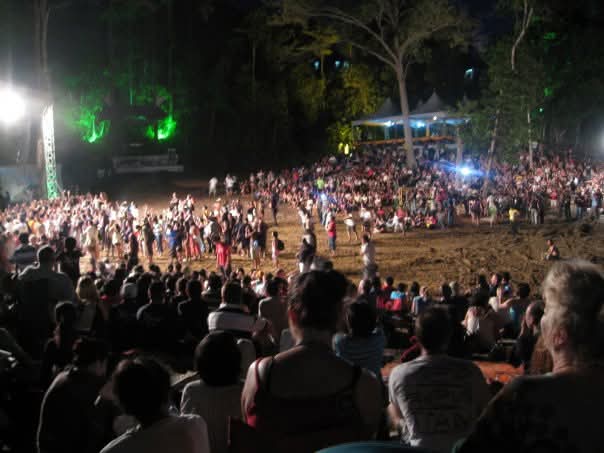 Night crowd on the muddy RWMF 2008 festival ground